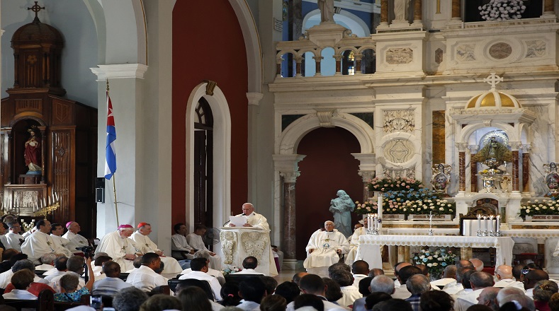 La Virgen de la Caridad del Cobre ha sido visitada por tres papas distintos en tres ocasiones diferentes. En el año 1998 recibió la visita de Juan Pablo II, en 2012 la de Benedicto XVI y en 2015, la más reciente la de Francisco. 