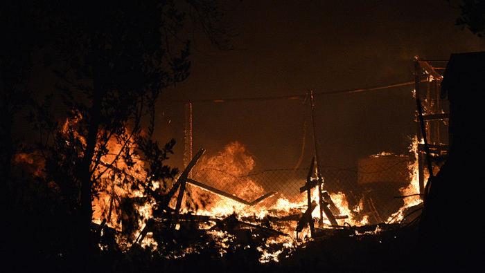 Las llamas arden este miércoles en el campamento de refugiados de Moria en la isla de Lesbos, Grecia.