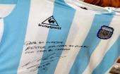 Las camisetas autografiadas por Maradona serán subastadas para recaudar alimentos y fondos para las obras en diez ciudades argentinas. 
