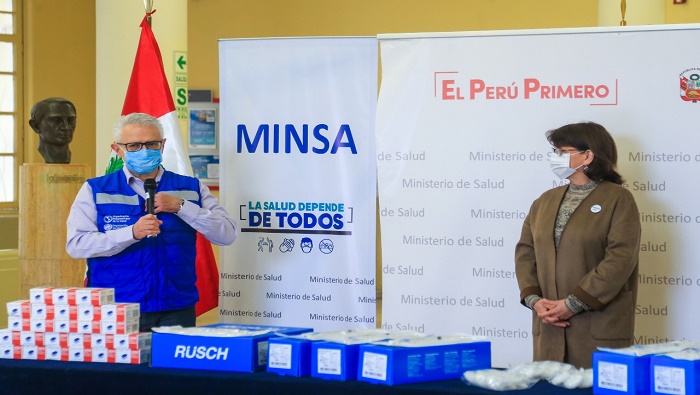 La ministra de Salud peruana, Pilar Mazzetti, y el representante de la OPS en Perú, Rubén Mayorga, encabezaron el acto de la donación.