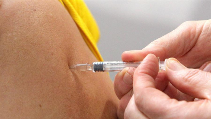 La compañía farmacéutica vuelve a los ensayos de su vacuna contra la Covid-19 después del visto bueno de las autoridades británicas,