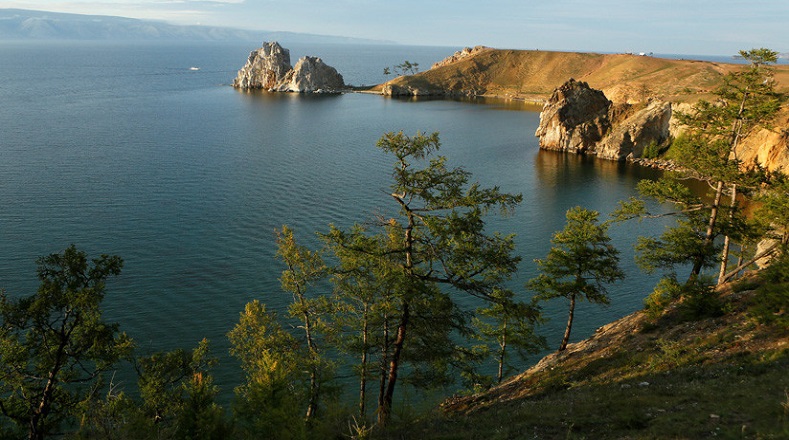 El Lago Baikal está ubicado en la región sur de Siberia, cerca de la ciudad de Irkutsk, en Rusia. Es conocido como el “Ojo Azul de Siberia” o la “Perla de Asia”. Es la reserva de agua dulce más grande del planeta.