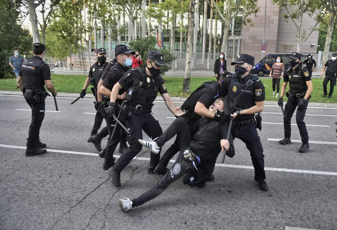 Mientras el Gobierno de la Comunidad confina el sur de Madrid, los jóvenes de los barrios obreros han salido a protestar.