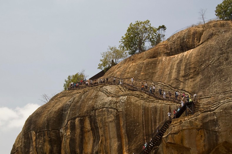 En el medio de la planicie boscosa de Sigiriya, en Sri Lanka, emerge un imponente promontorio rocoso de 370 m de altura.