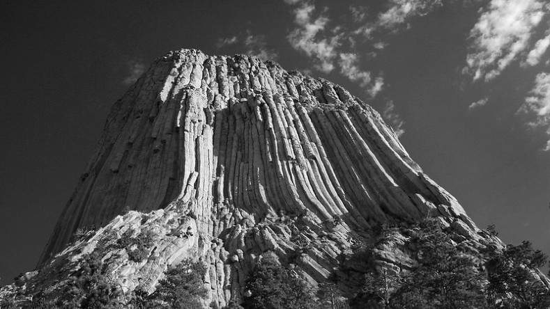 La Torre del Diablo, situada en Wyoming, Estados Unidos, es un monumento natural, un antiguo cuello volcánico erosionado por miles de años