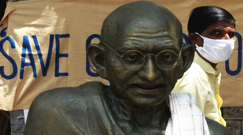 Nacido el 2 de octubre de 1869, Gandhi es el líder pacífico más destacado del movimiento de independencia de la India contra el Raj británico. Fue homenajeado este año, pese al impacto mundial de la pandemia del nuevo coronavirus.
