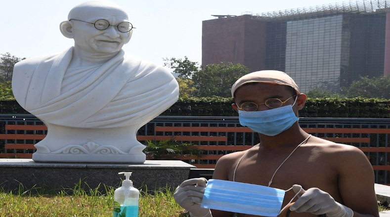 Desde la mañana del 2 de octubre, especialmente en la India, se efectuaron distintas actividades, como la de un hombre disfrazado de Gandhi en Nueva Delhi que repartió mascarillas sanitarias y gel antibacterial para la prevención de la Covid-19, en honor al considerado Padre de la Nación.