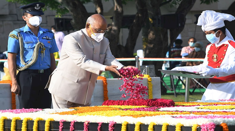 Distintas autoridades de la India como el presidente Ram Nath Kovind, el primer ministro Narendra Modi, y vicepresidente M. Venkaiah Naidu, realizaron ofrendas florales en memoria del también llamado Bapu (papá) Mahatma (gran alma). 