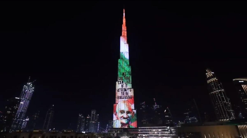 Por otro lado, el rascacielos Burj Khalifa, ubicado en Dubai, Emiratos Árabes Unidos, reflejó la imagen del sabio hindú, autor de la frase "La violencia es el miedo a los ideales del otro.", quien fuera asesinado 30 de enero de 1948, por un ultranacionalista de derecha molesto por su llamado a la convivencia pacífica entre hindúes y musulmanes. 