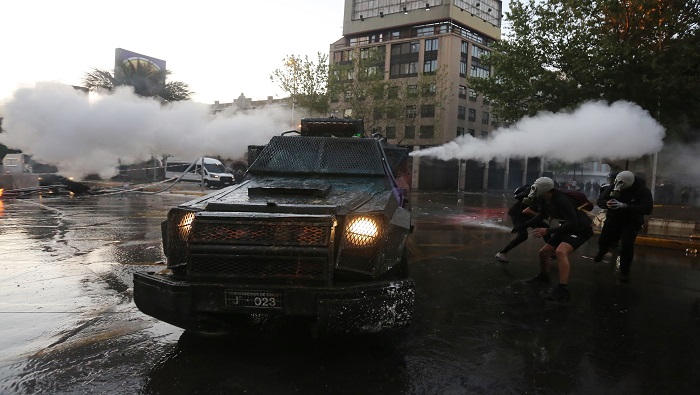 La manifestación fue reprimida con gases lacrimógenos lanzados por tropas del cuerpo policial Carabineros de Chile, apoyadas también por carros lanza aguas.