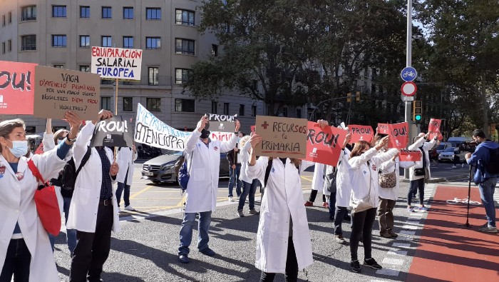 Un centenar de médicos de los centros de atención primaria del ICS han protestado este lunes por la mañana frente a la sede de la institución para reclamar soluciones.