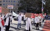 Un centenar de médicos de los centros de atención primaria del ICS han protestado este lunes por la mañana frente a la sede de la institución para reclamar soluciones.