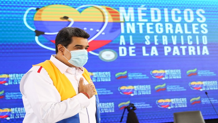 A los nuevos especialistas el jefe de Estado venezolano los instó a “dar salud al pueblo, con amor y lealtad”.
