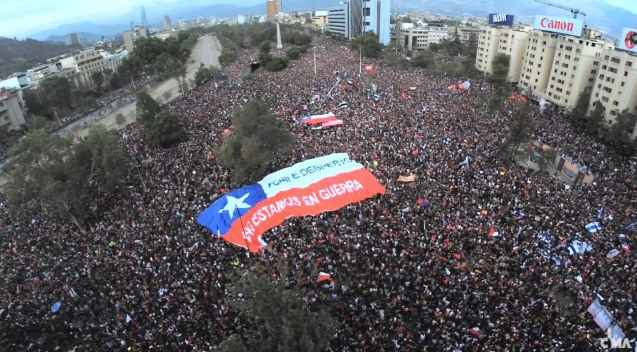 Hace un años estas imágenes recorrieron el mundo, lo cual ha sido conmemorado este domingo con masivas manifestaciones en Santiago de Chile.