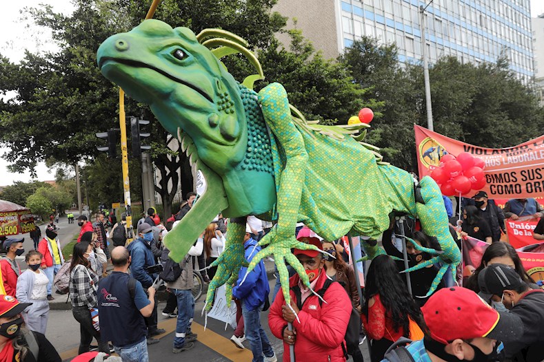 A este paro se le une, en Bogotá, la marcha de la minga indígena, que llegó a la capital colombiana el pasado domingo.