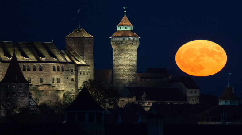 El Castillo de Kaiserburg en Nuremberg sirvió de anfitrión para una luna amarilla captada en una noche oscura en Alemania.
