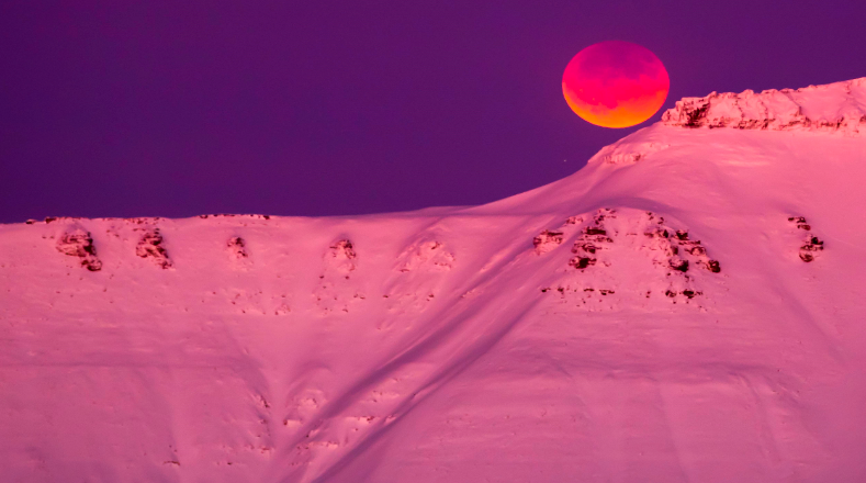 Cuando el Sol y Luna se alinean, la atmósfera de la Tierra filtra la luz azul y verde de los rayos solares y deja paso a la roja, a la que debe su nombre la Luna de sangre, captada desde Noruega.