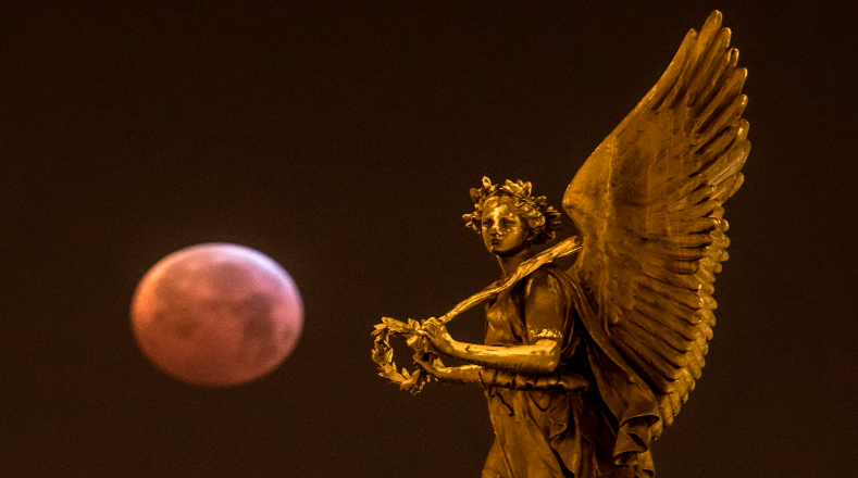 Una Superluna de sangre vista desde Praga en República Checa, además de su aspecto admirable, sirve como ejemplo para conocer que las lunas rojizas pueden ser percibidas de ese color también por partículas de polvo, humo o niebla, según la NASA.