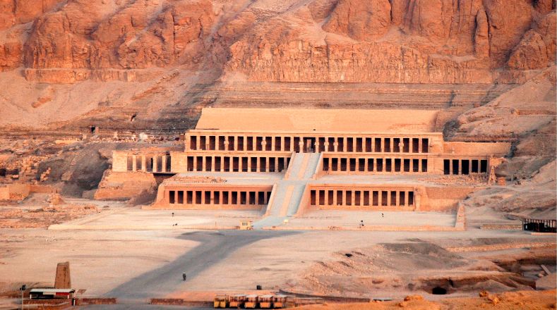 Otro de los grandes monumentos funerarios se erige en Deir el-Bahri, Egipto. El templo mortuorio de la reina Hatshepsut, fue encargado y diseñado para contar la historia de su vida y superar a cualquier otro en elegancia y grandeza. 