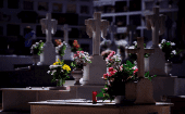  En este Día de Todos los Santos los creyentes suelen llevarle flores a sus difuntos en los sepulcros y recordarlos.