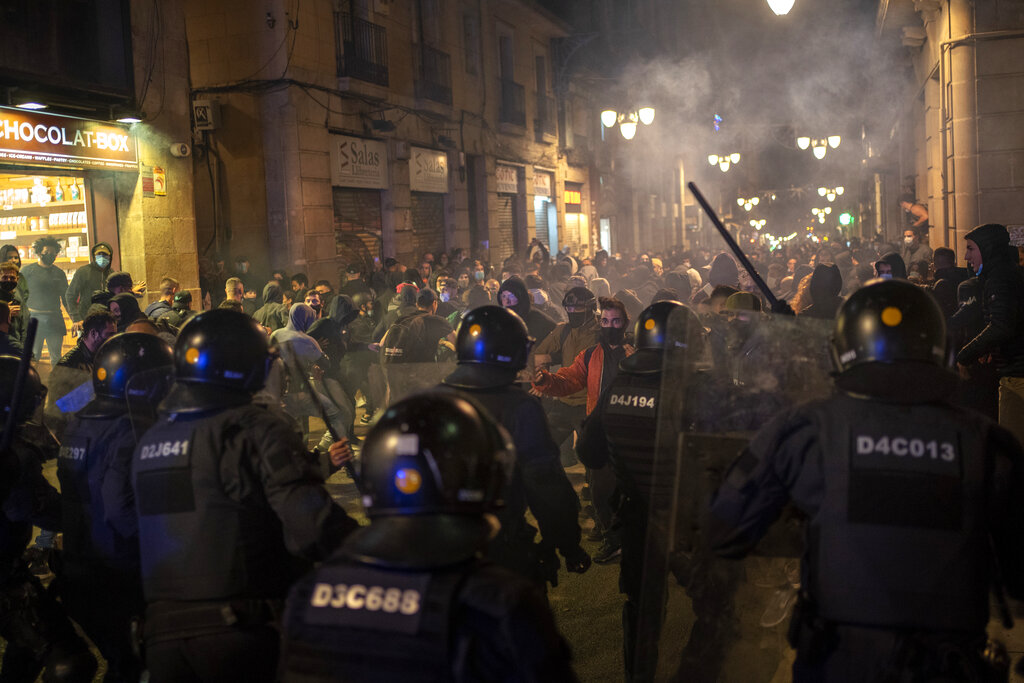 Los incidentes más fuertes tuvieron lugar en la ciudad catalana donde fueron arrestados 14 personas, al tiempo que otras 30 resultaron heridas.