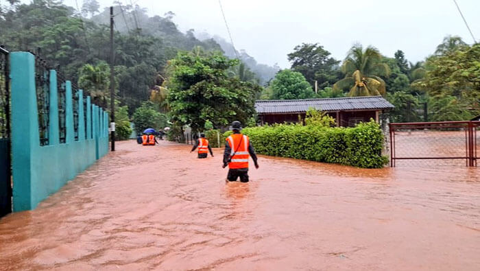Miembros de la Conred efectúan labores de rescate en las zonas inundadas en Guatemala.