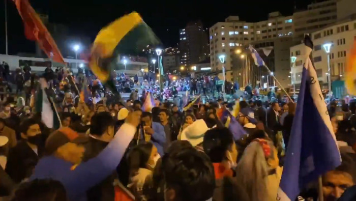 Los bolivianos festejaron la noche del sábado el regreso al Gobierno del Movimiento al Socialismo (MAS).