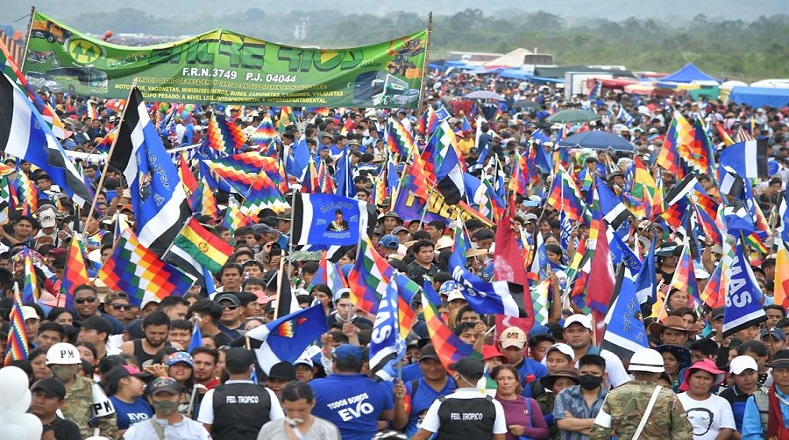 Cerca de un millón de personas se estrechó en un abrazo con Evo Morales, el líder del MAS que regresó a Bolivia para acompañar la refundación de su país que fue conjurada con unidad y sin violencia. 