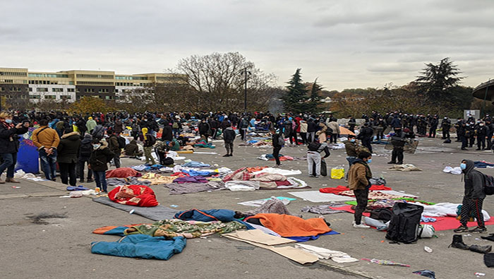 Las autoridades de Francia trasladaron a los 2.000 migrantes a centros de albergue temporal.