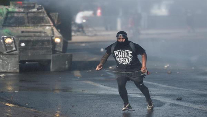 Los chilenos han condenado el uso excesivo de la fuerza por parte de la Policía de Carabineros quienes han violado los derechos humanos al reprimir brutalmente a las protestas.