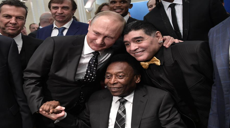"Un día jugaremos juntos en el cielo, amigo", expresó el famoso exfutbolista brasileño Pelé, tras la muerte de Maradona, quien también compartió buenos momentos con el presidente de Rusia, Vladímir Putin. 