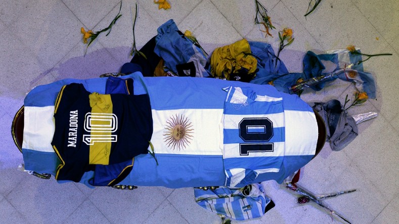En Argentina, el presidente Alberto Fernández, declaró tres días de duelo nacional tras el fallecimiento de Maradona y su capilla ardiente es en la Casa Rosada.