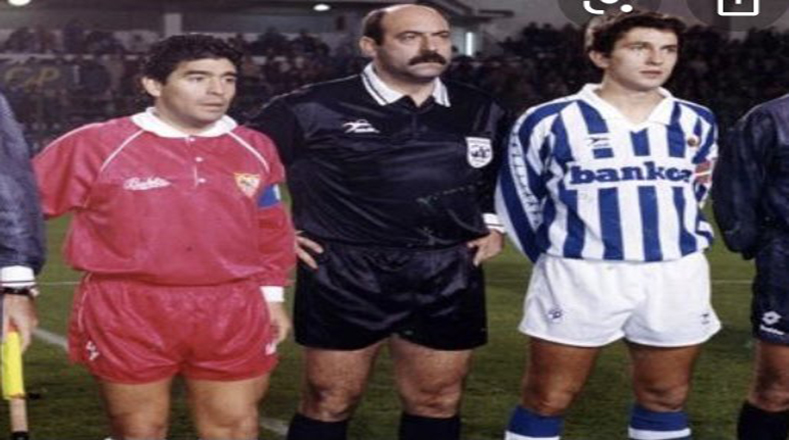Diego Armando Maradona disputó en seis ocasiones contra el equipo español de Real Sociedad, en la foto se presencia al arbitro  Ramos Marco y al jugador  Andoni Imaz.