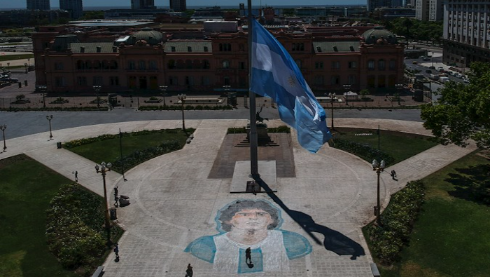 Argentina mantiene su bandera a media hasta, en la última de tres jornadas de luto decretada por la muerte de Maradona.