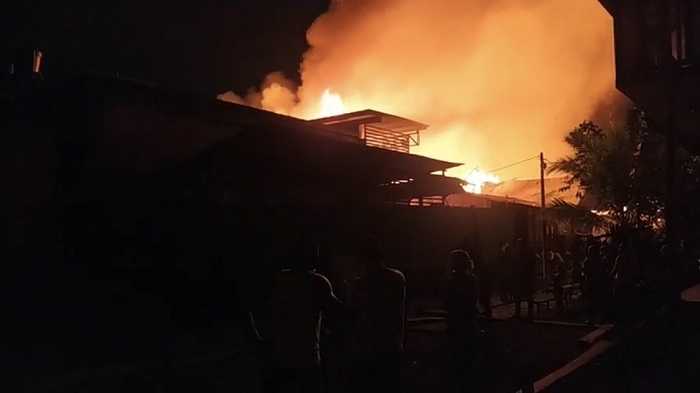 Durante la madrugada, las llamas alcanzaron más de dos metros de altura en el incendio de Riosucio.