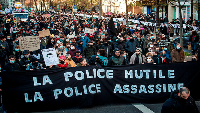 Miles de franceses se manifestaron el sábado en contra del abuso policial y la nueva ley de seguridad impulsada por el gobierno.