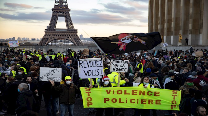 Cientos de personas se concentraron en los alrededores de la Place du Trocadero de París, cerca de la Torre Eiffel, para manifestarse contra la controversial ley y denunciar la violencia policial de la que no se salvan las calles francesas. 