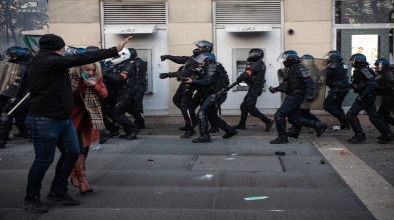 La nueva ley de seguridad global, aprobada en Francia, prohíbe entre otras cosas, la distribución de fotografías en las que se vea perjudicada la imagen de agentes policiales y gendarmes. 