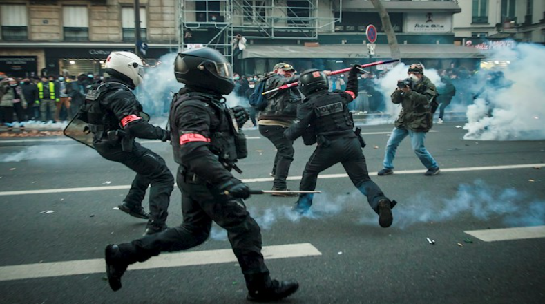 Tras las recientes manifestaciones en París, acontecieron disturbios y enfrentamientos en los que fueron captadas imágenes que evidencian la violencia y represión policial demandada por gran parte de la sociedad civil francesa.