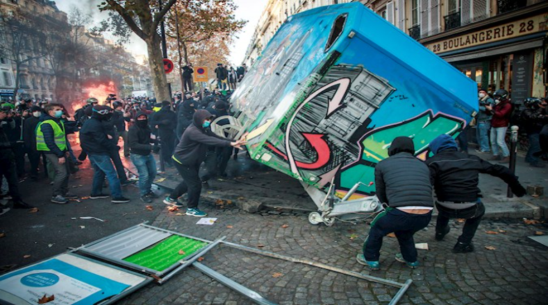 Entre los disturbios acontecidos por estos días en París, se han efectuado gran cantidad de daños materiales en protesta contra el controvertido proyecto de ley aprobado por el Parlamento de Francia.