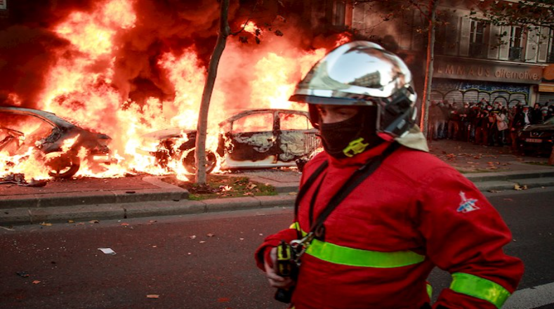 Varios vehículos han sido incendiados cerca de la parisina Plaza de la Bastilla, en medio de las manifestaciones de la semana pasada..