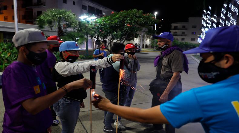 Desde horas de la madrugada de este domingo 6 de diciembre, grupos de personas salieron a las calles para formar parte del acto en el que retumban la diana y los cohetes con el objetivo de motivar a los ciudadanos a votar en las elecciones parlamentarias en Venezuela.