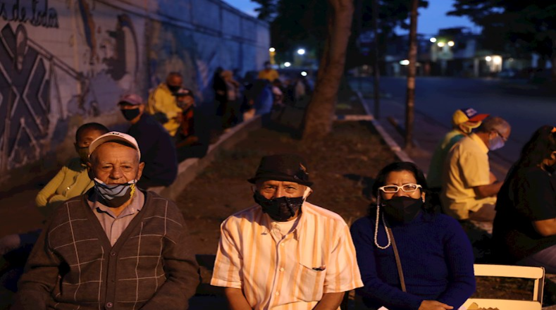 El pueblo atendió al llamado democrático y decenas de personas se acercaron, antes de salir el sol, a los centros de votación para ejercer su derecho al sufragio que definirá los 277 curules de la Asamblea venezolana.