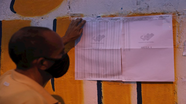 Desde temprano los ciudadanos han llegado a los colegios electorales donde revisan sus datos antes de ejercer el voto.