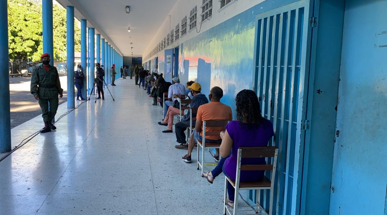Los venezolanos esperan su momento de ejercer el voto guardando las medidas de distanciamiento social.
