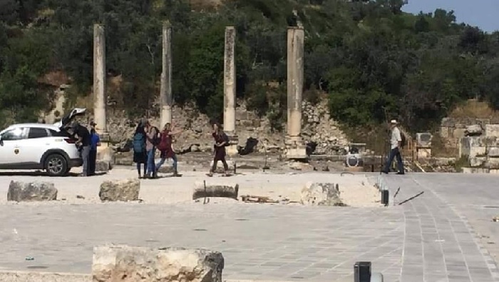 En Sebastia se localizan las ruinas de un anfiteatro romano, iglesias bizantinas, y vetustos templos, entre otras reliquias arqueológicas.