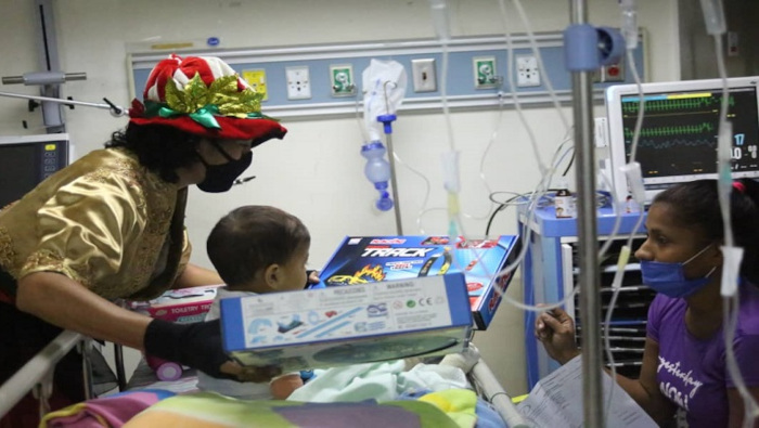 Niños que son atendidos en hospitales de Caracas, Venezuela, recibieron regalos de Navidad por parte del Gobierno.