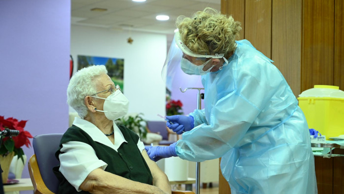 En España, Araceli Rosario Hidalgo Sánchez, de 96 años, fue la primera persona que fue vacunada.