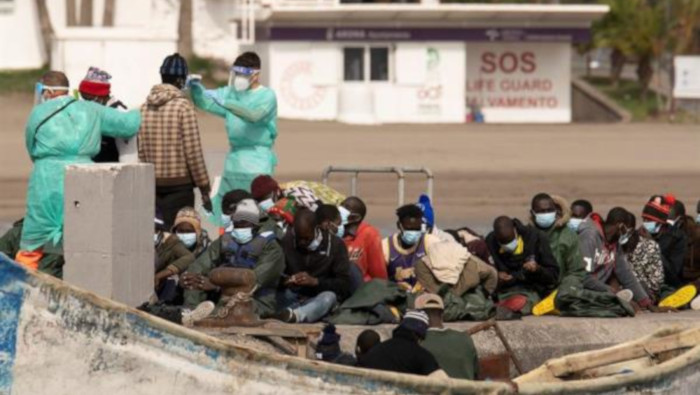 Recursos de emergencia también informó sobre la atención esta madrugada a un grupo de migrantes subsaharianos cuya patera arribó a la zona de Costa Teguise.