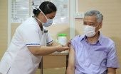 El premier singapurense pretende que su ejemplo influya en la percepción y disposición de la población hacia la vacunación.